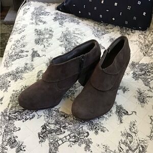 **New** no box, Clarks Collection Kalea Aleita 100% suede leather ankle boot!